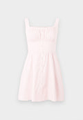 Helles rosa ärmelloses Kleid mit quadratischem Ausschnitt und Vorderknöpfen, das eine taillierte Taille und einen ausgestellten Rock hat.