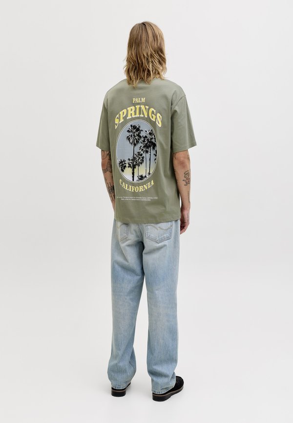 Jack & Jones JJCITY TEE - Print T-shirt - vetiver