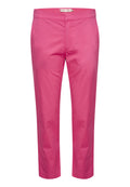 Rosa gerade geschnittene Hose aus leichtem Baumwollmaterial. Sie verfügt über eine glatte Textur, einen Bund mit Gürtelschlaufen und Fronttaschen.