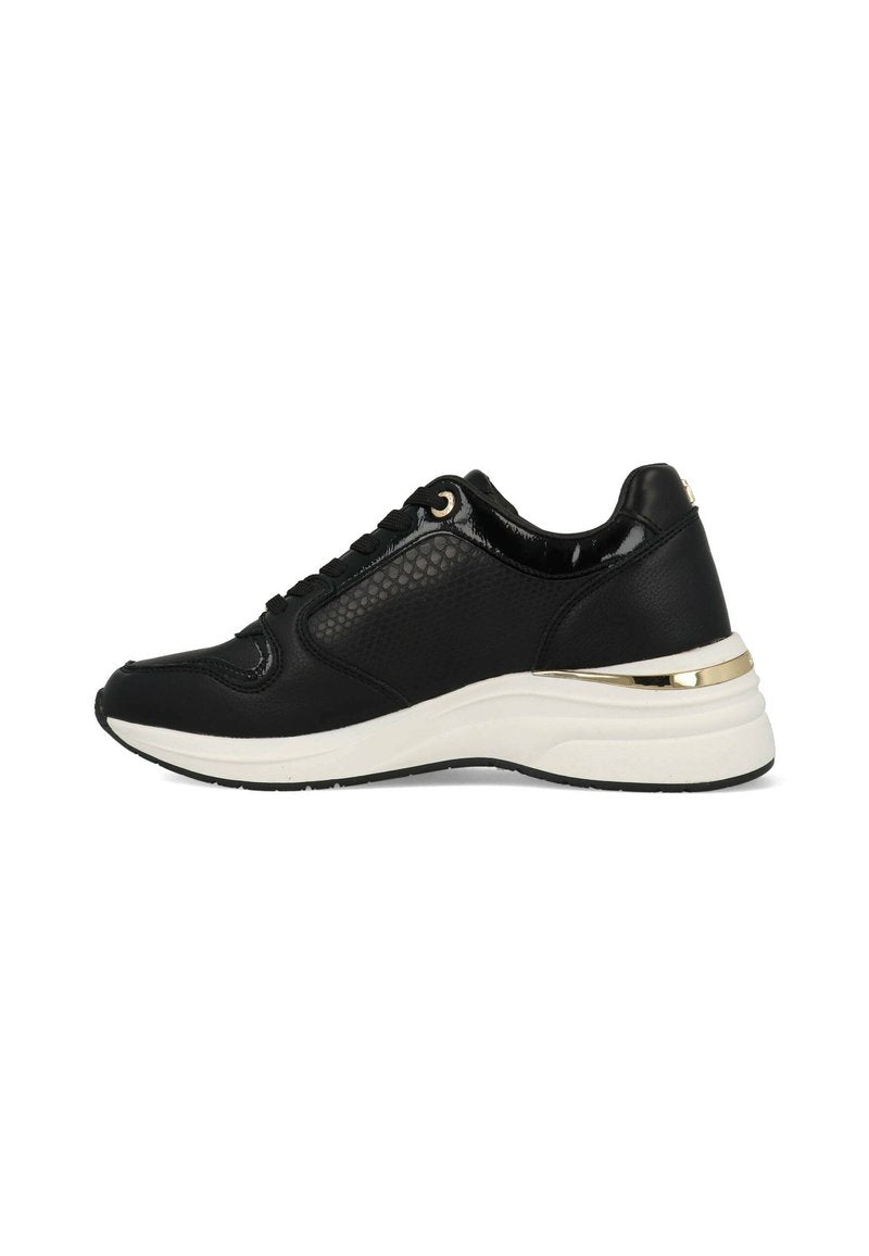 Schwarzer Sportschuh mit einem strukturierten Obermaterial aus Leder, weißer Zwischensohle und goldenen metallischen Akzenten an der Ferse. Verfügt über schwarze Schnürsenkel und Nähte.