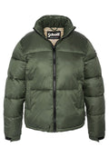 Grüne Puffjacke mit hohem Kragen, Reißverschluss vorne und großen gesteppte Abschnitten. Mit schwarzen Reißverschluss- und Bündchenakzenten. Glatte, glänzende Textur.