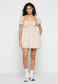 Beige gestreiftes Kleid mit Puffärmeln, quadratischem Ausschnitt und gerafftem Oberteil. Leichter Stoff, knielang und lockere Passform.