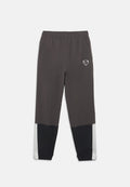 Dunkelgraue und schwarze Sporthose mit elastischem Bund, seitlichen Taschen, weiße Streifendetails an den unteren Beinen und Nike-Logo am linken Oberschenkel.
