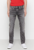 Herren Graue Denim-Jeans mit geradem Schnitt, ausgewaschenem Finish, Fünf-Taschen-Design und dezenten Nähten. Kombiniert mit weißen Schuhen.