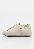 Hellbeige Lederschuh mit einem strukturierten taupefarbigen Akzent. Weiche Sohle und elastischer Rücken für einfaches An- und Ausziehen. Mit geprägtem Logo.
