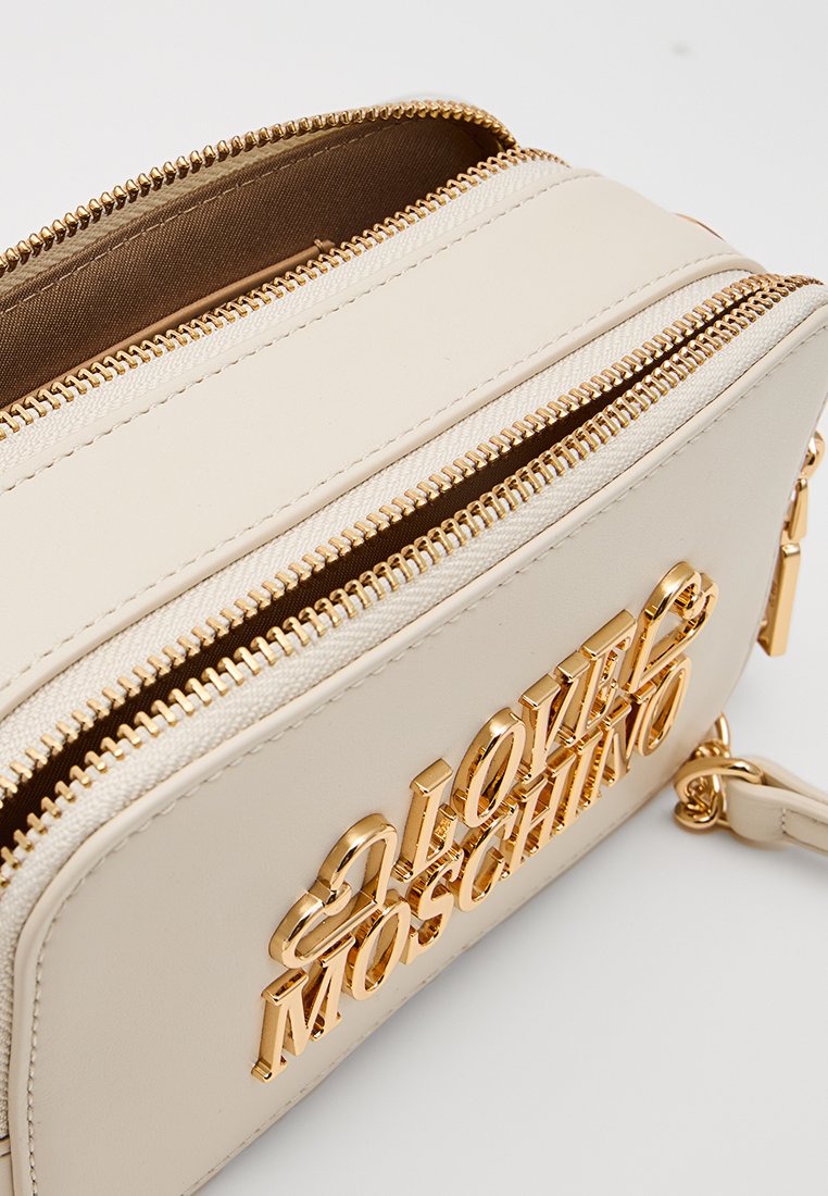 Love Moschino