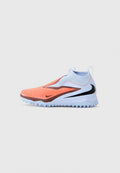 Niedrig geschnittener Nike Sportschuh in Orange und Hellblau mit schwarzem Logo, strukturiertem Sohlen und Slip-On-Design, geeignet für Outdoor-Aktivitäten.