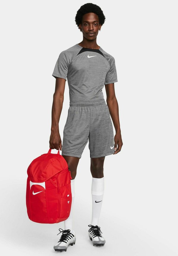 Nike Performance IL MALTEMPO NON TI IMPEDISCE DI ALLENARTI E NON DOVREBBE IMPEDIRTI DI MANTENERE ASCIUTTI I - Rucksack - rosso