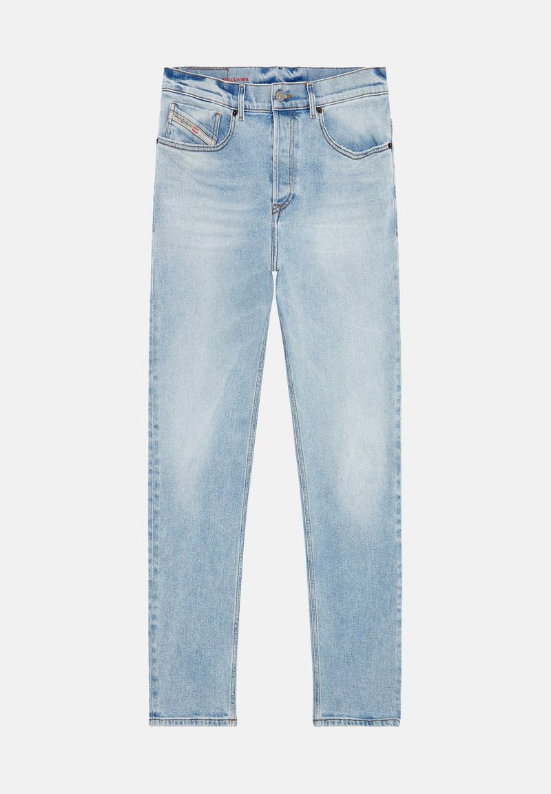 Helle blaue Denim-Jeans mit geradem Bein-Design, ausgestattet mit fünf Taschen, einem Knopfverschluss und dezentem Verblassen des Stoffes.