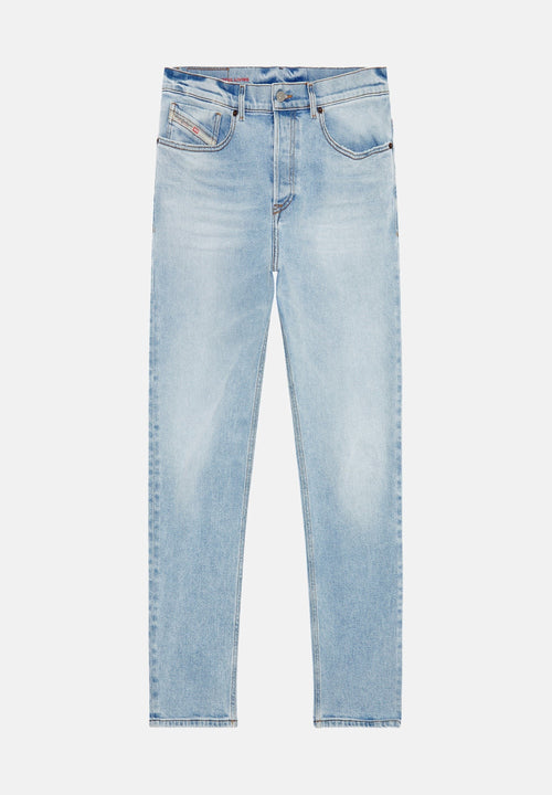 Helle blaue Denim-Jeans mit geradem Bein-Design, ausgestattet mit fünf Taschen, einem Knopfverschluss und dezentem Verblassen des Stoffes.