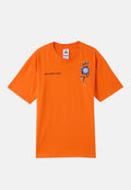 Leuchtend orangefarbenes T-Shirt mit dem Schriftzug "All Conditions Gear" und einem blauen Karabiner-Design auf der oberen linken Brust, kurze Ärmel, Rundhalsausschnitt.