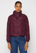 Bordeauxfarbene Puffjacke mit hohem Kragen, Reißverschluss und gestepptem Zickzackmuster. Sie verfügt über elastische Bündchen und eine taillierte Silhouette.