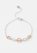 Silberne Kettenarmband mit roségoldenen hufeisenförmigen Gliedern und Karabinerverschluss, flach auf einem weißen Hintergrund ausgelegt.