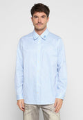 Hellblau gestreiftes Langarmshirt mit Button-down-Kragen und weißen Knöpfen, aus glattem Stoff mit taillierter Passform.
