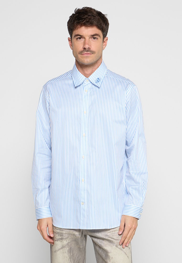 Hellblau gestreiftes Langarmshirt mit Button-down-Kragen und weißen Knöpfen, aus glattem Stoff mit taillierter Passform.