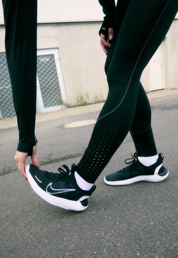 Nike Performance SWIFT