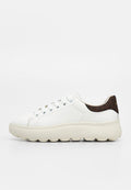 Weißer Low-Top-Sneaker mit dicker cremeweißer Sohle und braun gemusterter Fersenlasche, von der rechten Seite vor weißem Hintergrund gezeigt.