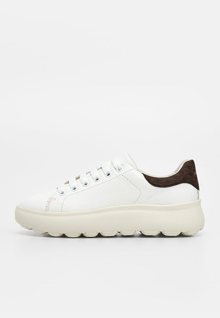 Weißer Low-Top-Sneaker mit dicker cremeweißer Sohle und braun gemusterter Fersenlasche, von der rechten Seite vor weißem Hintergrund gezeigt.