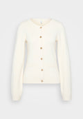 Cremefarbener Cardigan mit V-Ausschnitt, langen Ärmeln, sechs goldenen Knöpfen auf der Vorderseite und zwei vorderen Taschen, mit gerippten Bündchen und Saum.