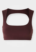 Burgunderrotes Cropped-Top mit weitem Rundhalsausschnitt und Ausschnitt-Details am Rücken. Aus glattem Stoff gefertigt, verfügt es über ein tailliertes Design.