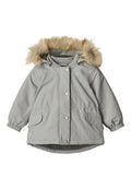 Graue Außenjacke mit einer Kapuze aus Kunstfell, Druckknopfverschluss, elastischen Bündchen und zwei Fronttaschen. Weicher Stoff, leicht oversized Schnitt.