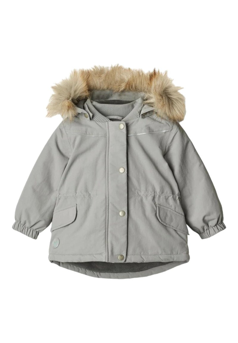 Graue Außenjacke mit einer Kapuze aus Kunstfell, Druckknopfverschluss, elastischen Bündchen und zwei Fronttaschen. Weicher Stoff, leicht oversized Schnitt.