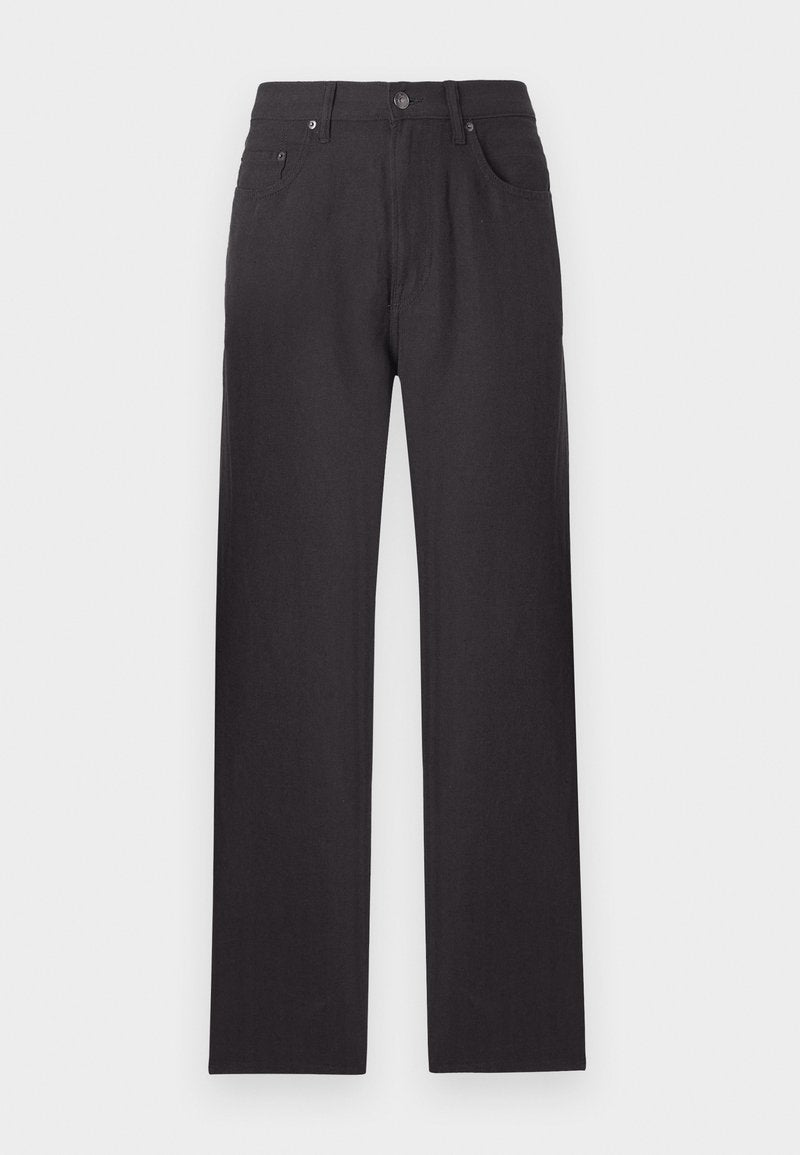 Schwarze Jeans mit geradem Schnitt, sichtbaren Nähten, fünf Taschen und einem Knopfverschluss an der Taille. Glatte Textur.