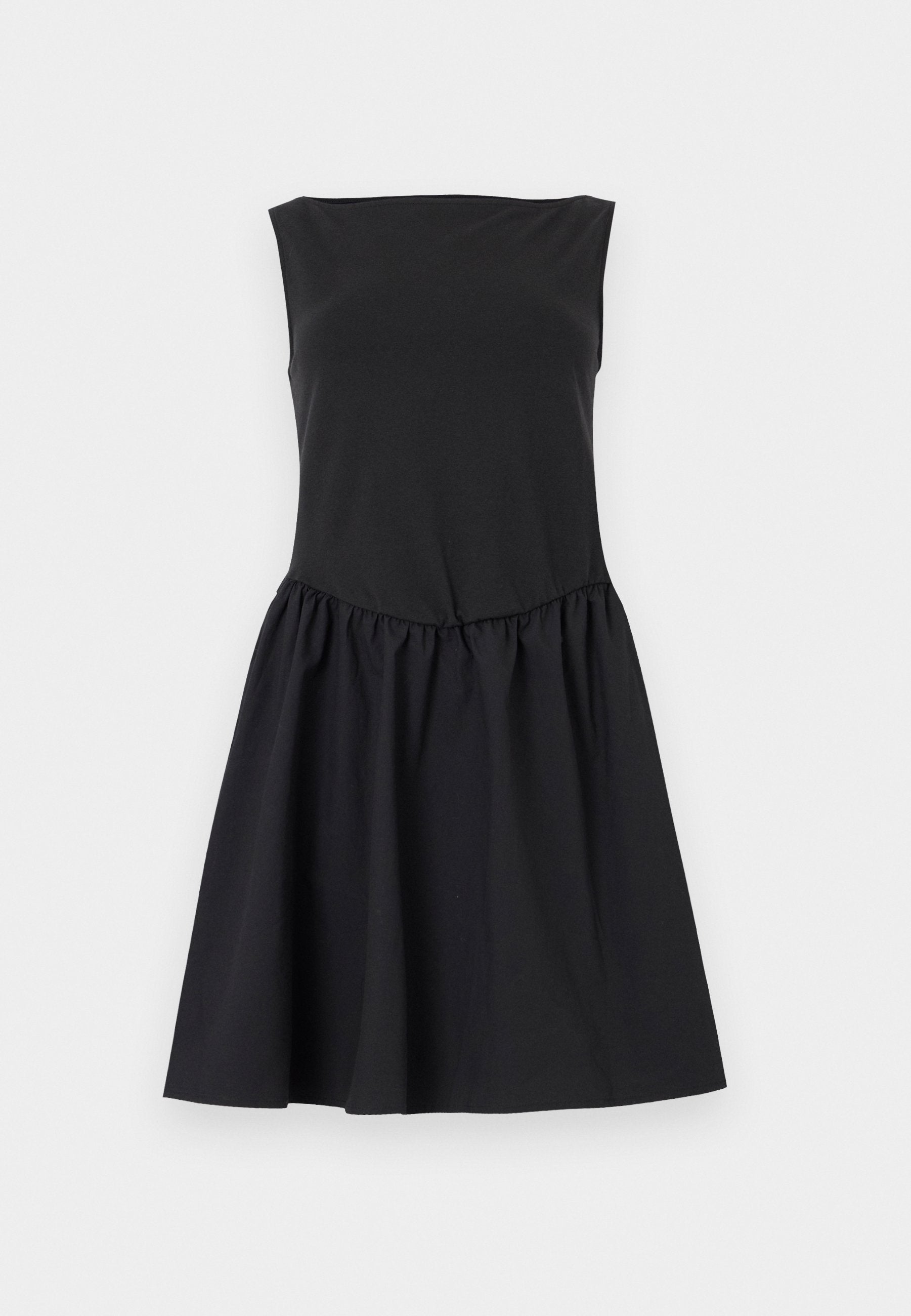 Ärmelloses schwarzes Kleid mit gerade verlaufendem Ausschnitt und geraffter Taille, das in einen Rock über dem Knie ausläuft, vor neutralem Hintergrund präsentiert.