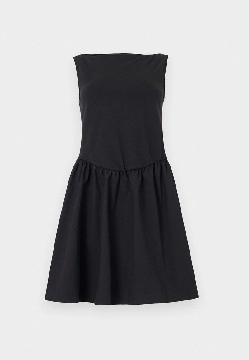 Ärmelloses schwarzes Kleid mit gerade verlaufendem Ausschnitt und geraffter Taille, das in einen Rock über dem Knie ausläuft, vor neutralem Hintergrund präsentiert.