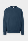 Marineblaues Sweatshirt mit Rundhalsausschnitt, langen Ärmeln, gerippten Bündchen und Saum sowie einem kleinen aufgenähten V-Detail unter dem Kragen.
