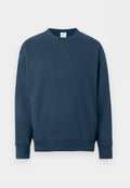 Marineblaues Sweatshirt mit Rundhalsausschnitt, langen Ärmeln, gerippten Bündchen und Saum sowie einem kleinen aufgenähten V-Detail unter dem Kragen.