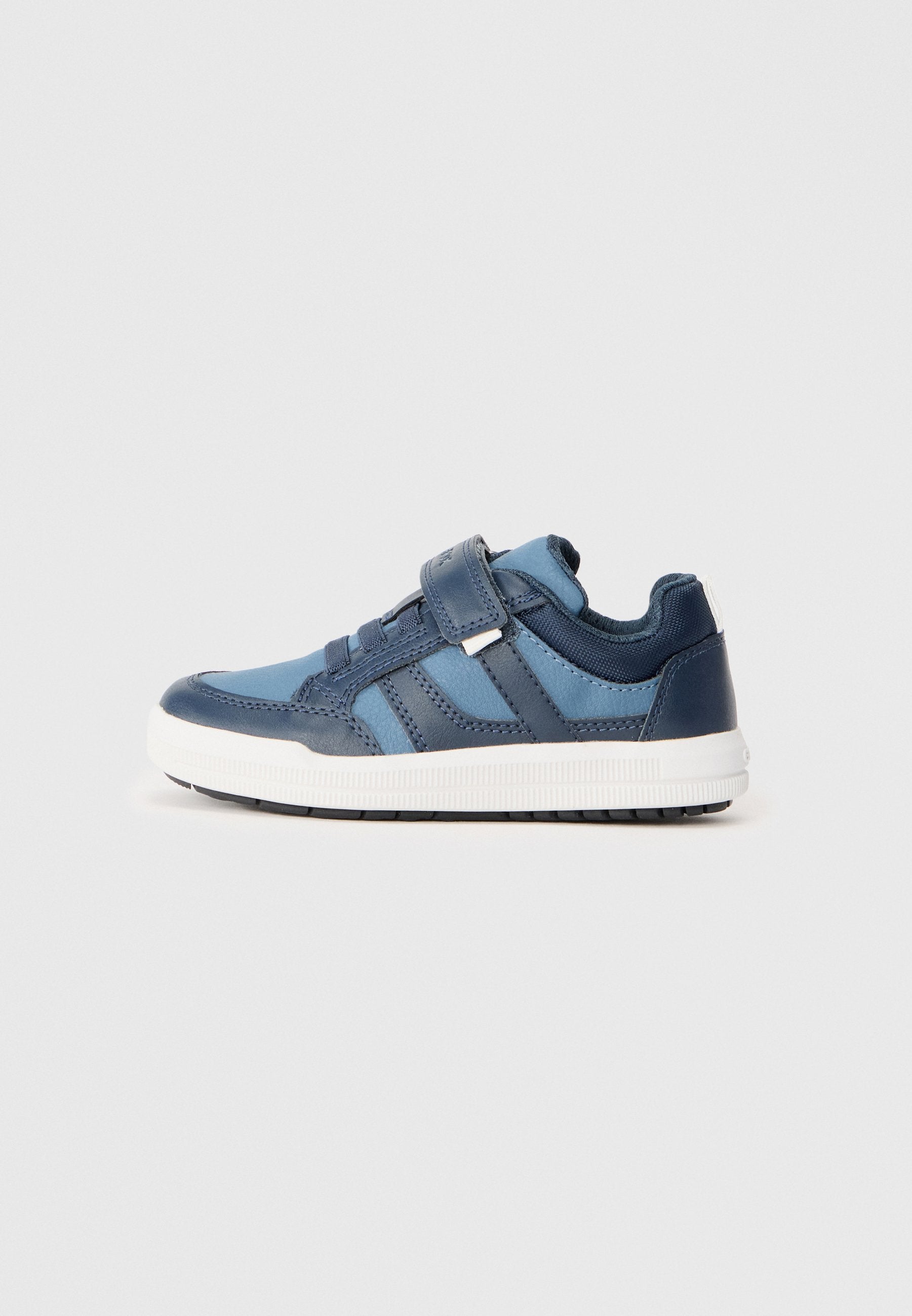 Blauer Sportschuh aus Leder und synthetischem Material. Verfügt über einen Klettverschluss, strukturierte Akzente und eine Gummisohle mit weißen Details.