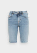 Helleblaue Denim-Shorts mit klassischem Fünf-Taschen-Design, Metallknopfverschluss und dezentem Verblassen an der Vorderseite.