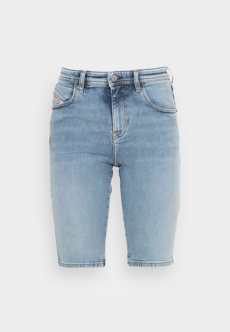 Helleblaue Denim-Shorts mit klassischem Fünf-Taschen-Design, Metallknopfverschluss und dezentem Verblassen an der Vorderseite.