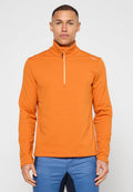 Oranges Langarm-Oberteil mit einem Viertel-Reißverschluss und einem strukturierten Muster, ausgestattet mit weißem Reißverschluss und Logodetail, kombiniert mit blauer Hose.