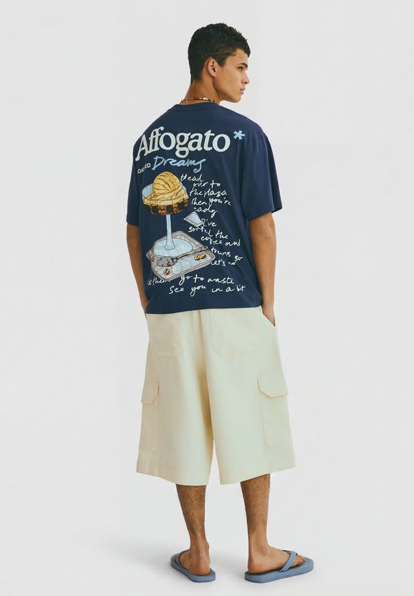 Bershka RELAXED FIT PRINTED T-SHIRT - Print T-shirt - royal blue