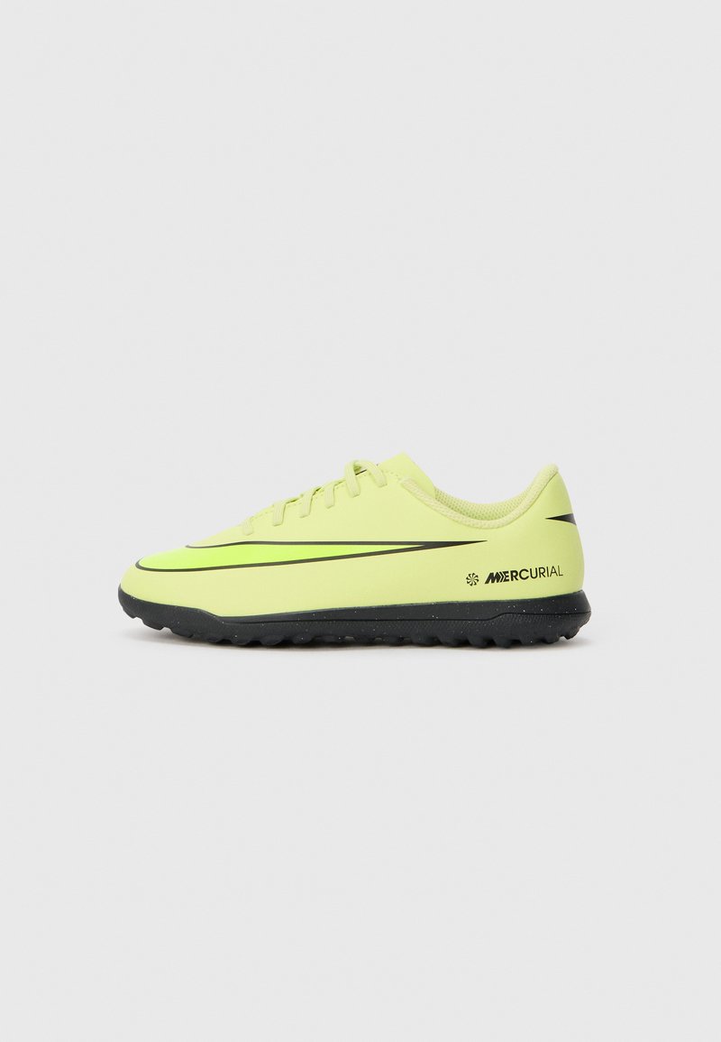 Leuchtend gelbe Fußballschuhe mit elegantem Design, schwarzen Akzenten, Gummisohle und Markenlogo. Strukturiertes Obermaterial für Grip und Halt.