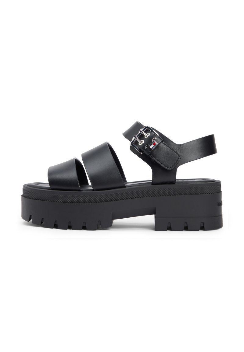 Schwarze Plateau-Sandalen mit drei breiten Riemen, einem verstellbaren Knöchelriemen und einer strukturierten Sohle mit Zickzackmuster.