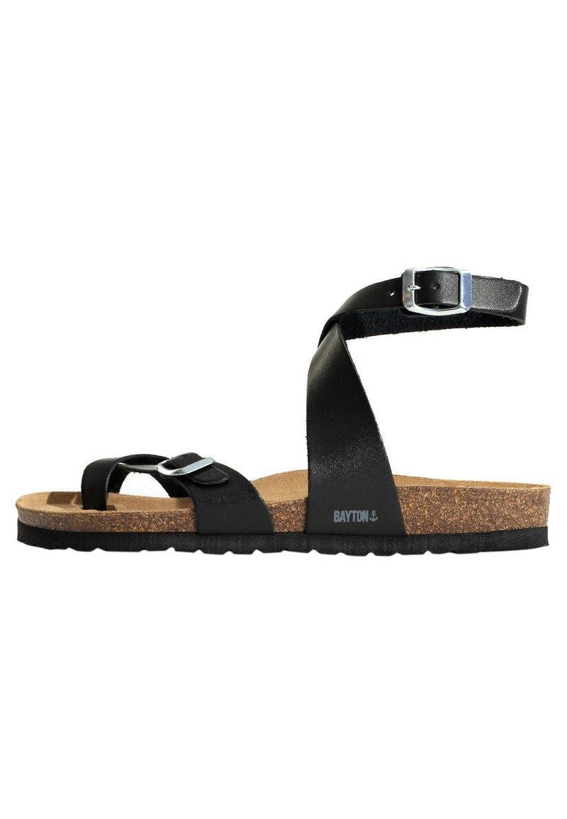 Schwarze Ledersandalen mit Korksohle, ausgestattet mit zwei breiten Riemen und einem verstellbaren Knöchelriemen mit einer silbernen Schnalle. Strukturierte Gummisohle.