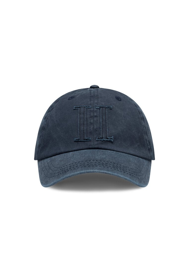 Marineblaues Baseballcap aus Stoff; verfügt über eine bestickte doppelte "II" auf der Vorderseite, einen gebogenen Schirm und Belüftungslöcher.