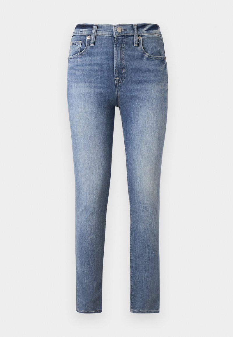 Verblasste blaue Denim-Jeans mit mittelhohem Bund, Fünf-Taschen-Design und geraden Beinen. Der Stoff hat eine glatte Textur mit minimalen Details.