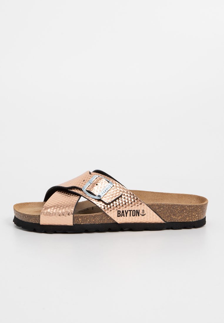 Roségoldene, strukturierte Rutschsandalette mit verstellbarer silberner Schnalle, Korkfußbett, schwarzem Sohlenrand und "BAYTON"-Logo am seitlichen Riemen.