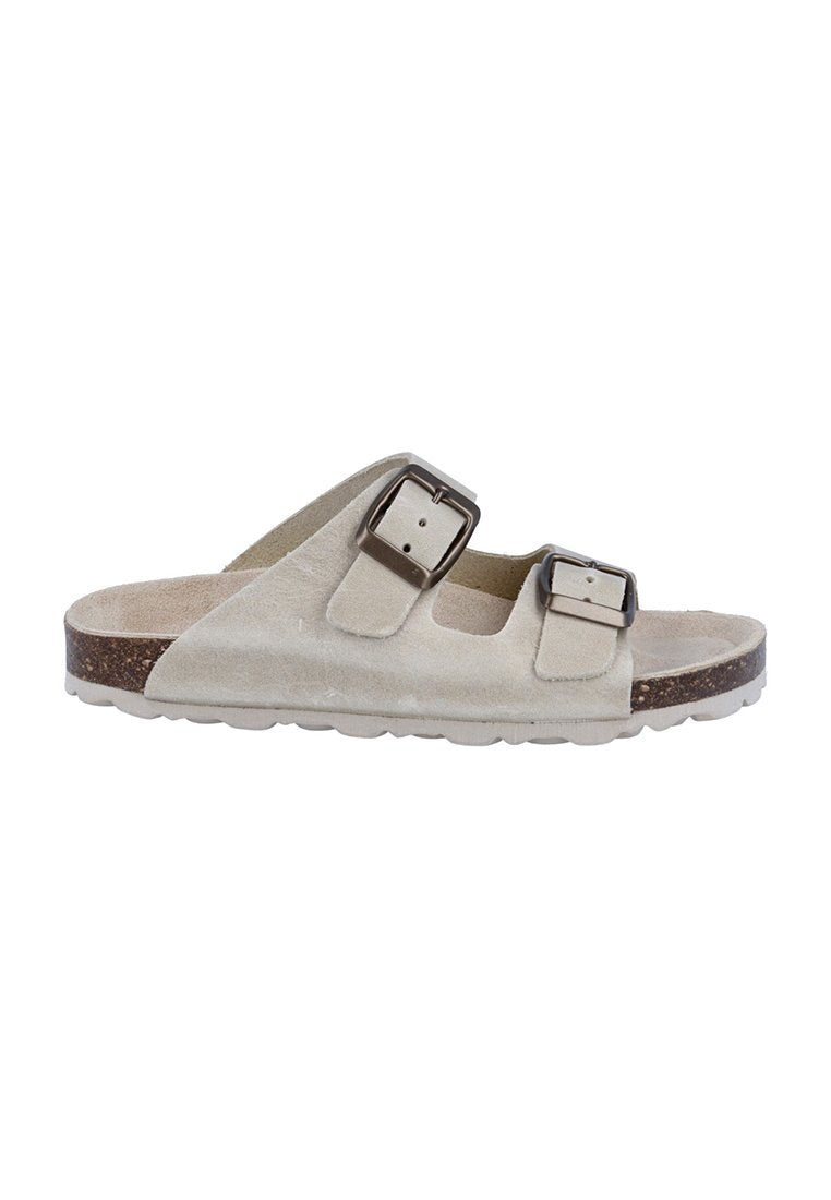 Beige Wildleder-Slides mit zwei verstellbaren dunklen Metallschnallenriemen und einem Korkfußbett mit weißer Außensohle.