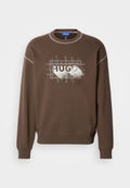 Brauner Sweatshirt mit langen Ärmeln, das über ein grafisches "HUGO"-Logo in Weiß verfügt. Ein runder Halsausschnitt und gerippte Bündchen sorgen für Textur.