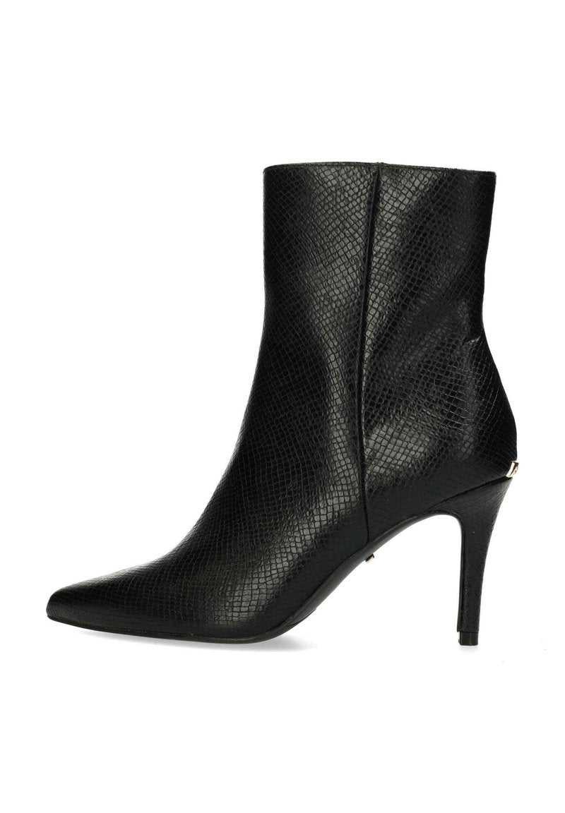 Schwarzer Knöchelstiefel aus strukturiertem Leder mit spitzem Zehenbereich und hohem Stiletto-Absatz. Saubere Linien und ein subtiler Akzent an der Basis des Absatzes.
