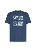 Marineblaues Baumwoll-T-Shirt mit einem weißen Grafikdesign auf der Vorderseite, das abstrakte Wellen, Sonne und Blattmuster zeigt. Kurzärmlig, Rundhalsausschnitt.