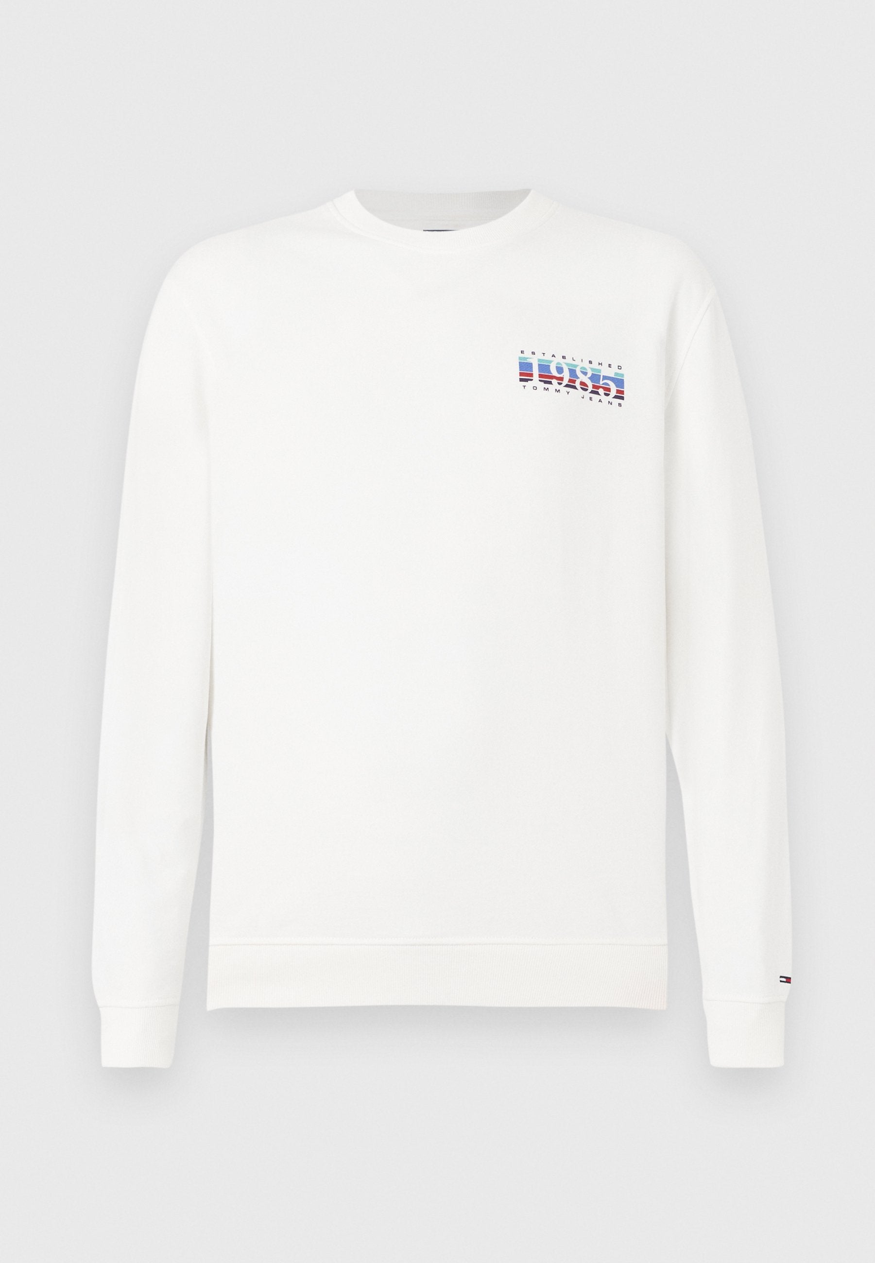 Weißes Langarm-Crewneck-Sweatshirt mit kleinem "1985 Tommy Jeans"-Text und gestreiftem Logo auf der linken Brust sowie kleinem Logotag am linken Ärmelbund.