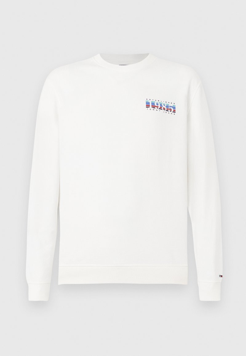 Weißes Langarm-Crewneck-Sweatshirt mit kleinem "1985 Tommy Jeans"-Text und gestreiftem Logo auf der linken Brust sowie kleinem Logotag am linken Ärmelbund.
