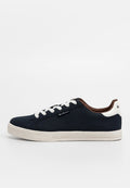 Niedrig geschnittene navyblaue Sneaker mit perforierten Seiten, weißen Schnürsenkeln, beiger Sohle, braunem Innenfutter und weißem Fersenaufnäher.