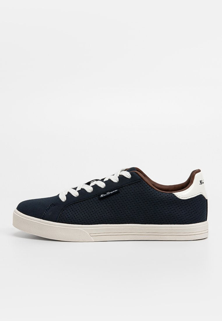Niedrig geschnittene navyblaue Sneaker mit perforierten Seiten, weißen Schnürsenkeln, beiger Sohle, braunem Innenfutter und weißem Fersenaufnäher.